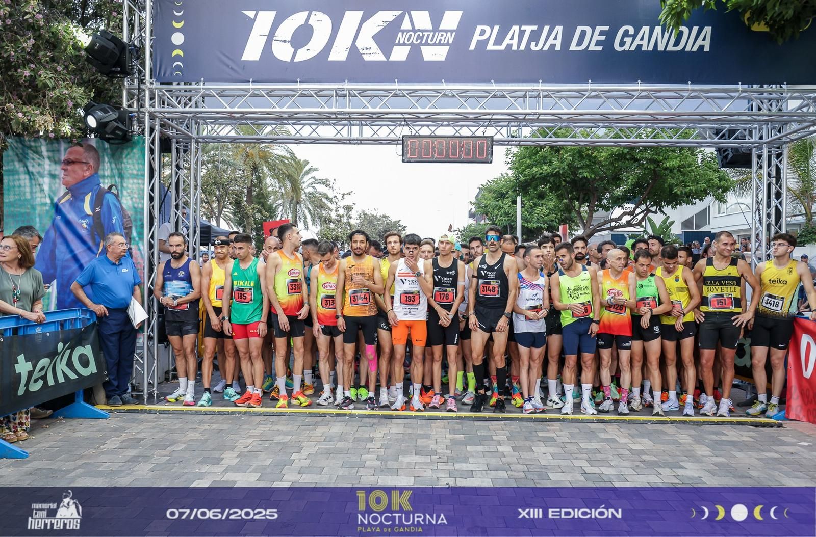 Línea de salida bajo el arco de la 10K Nocturna Playa de Gandia