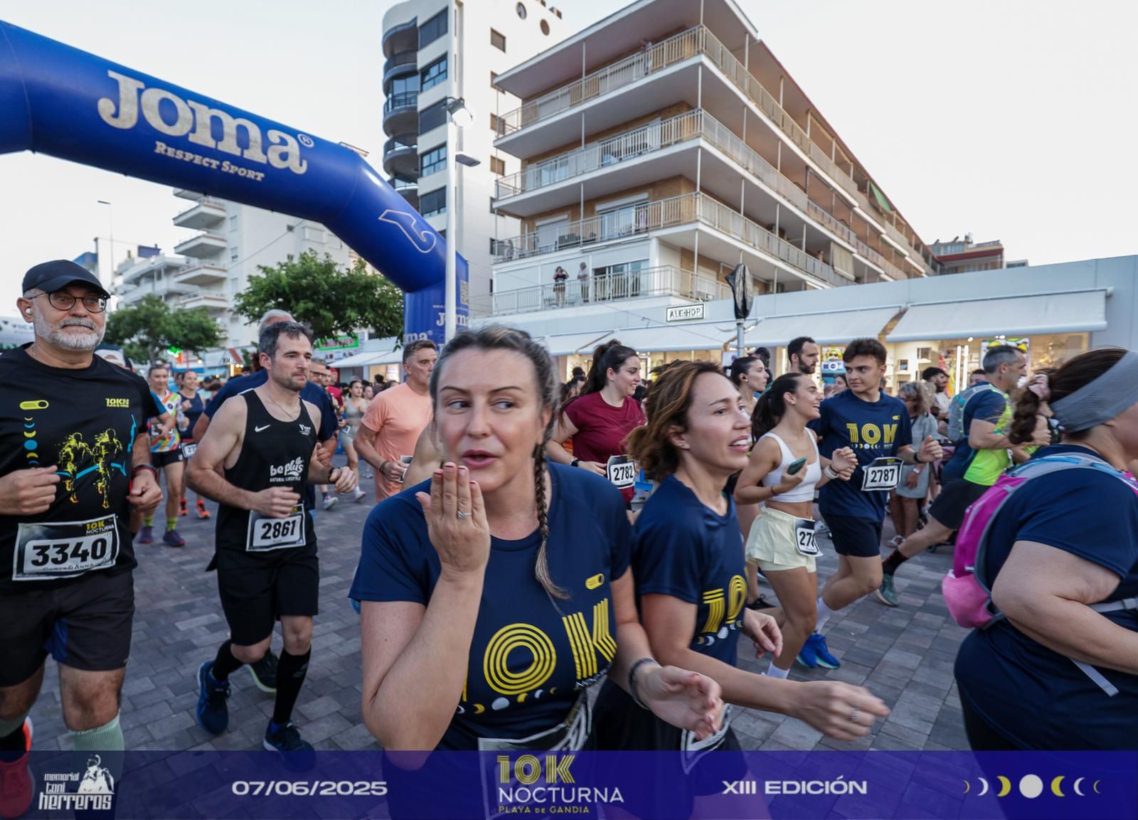 Grupo de corredores en los primeros metros de la carrera