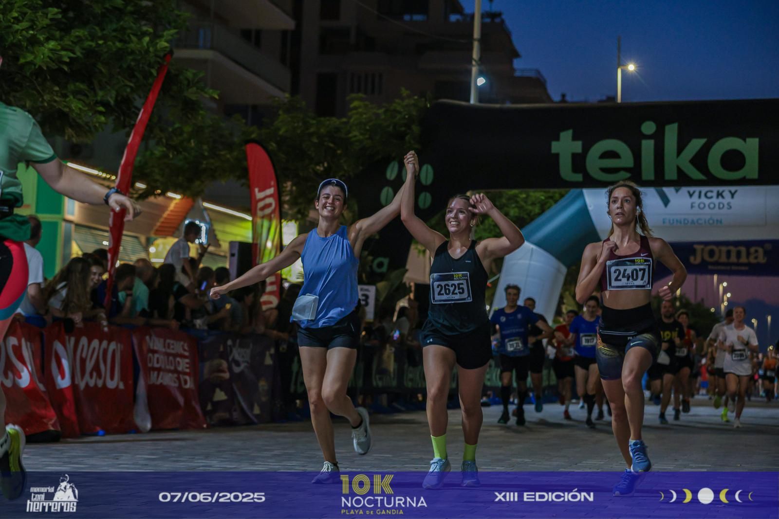 Llegada a meta de la 10K Nocturna en el paseo marítimo de la Playa de Gandia