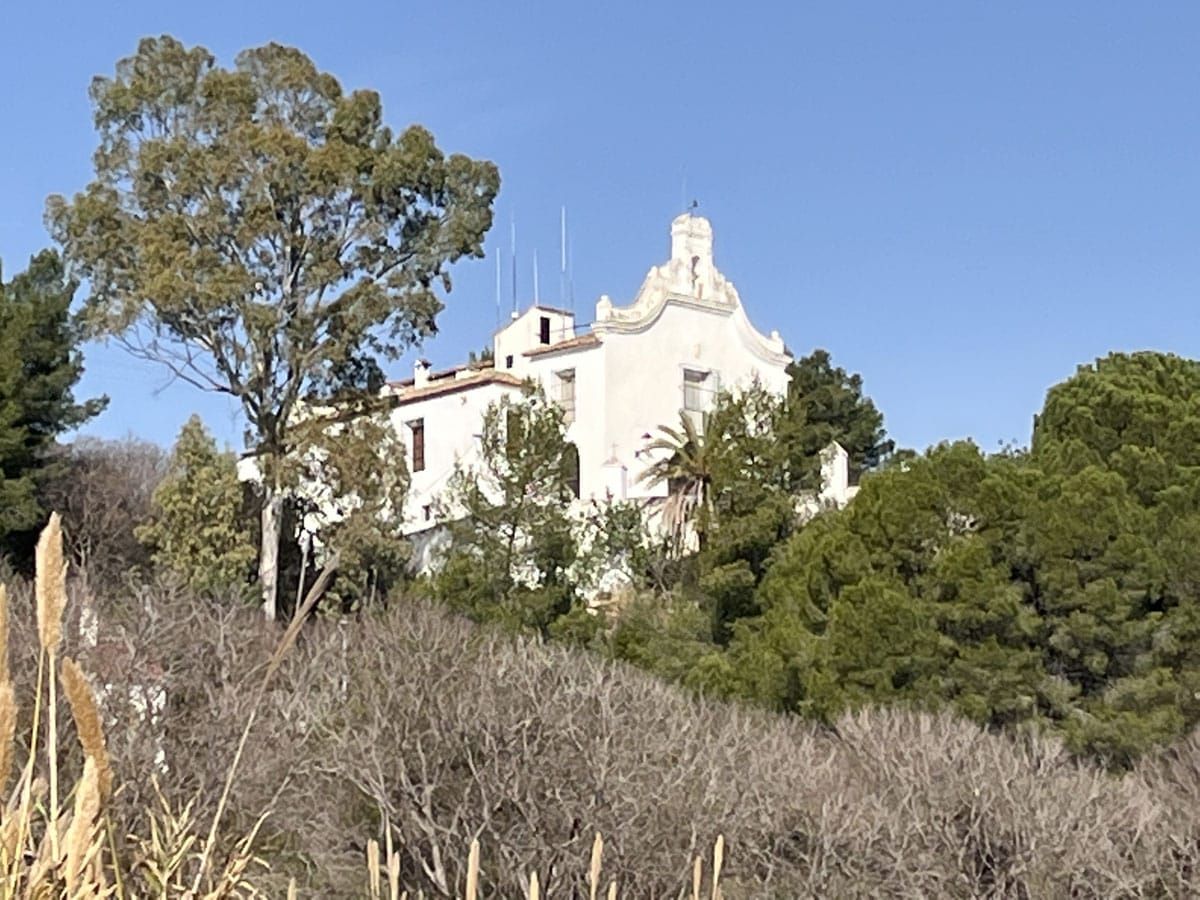 Ermitage de Santa Anna au sommet de la colline de son quartier