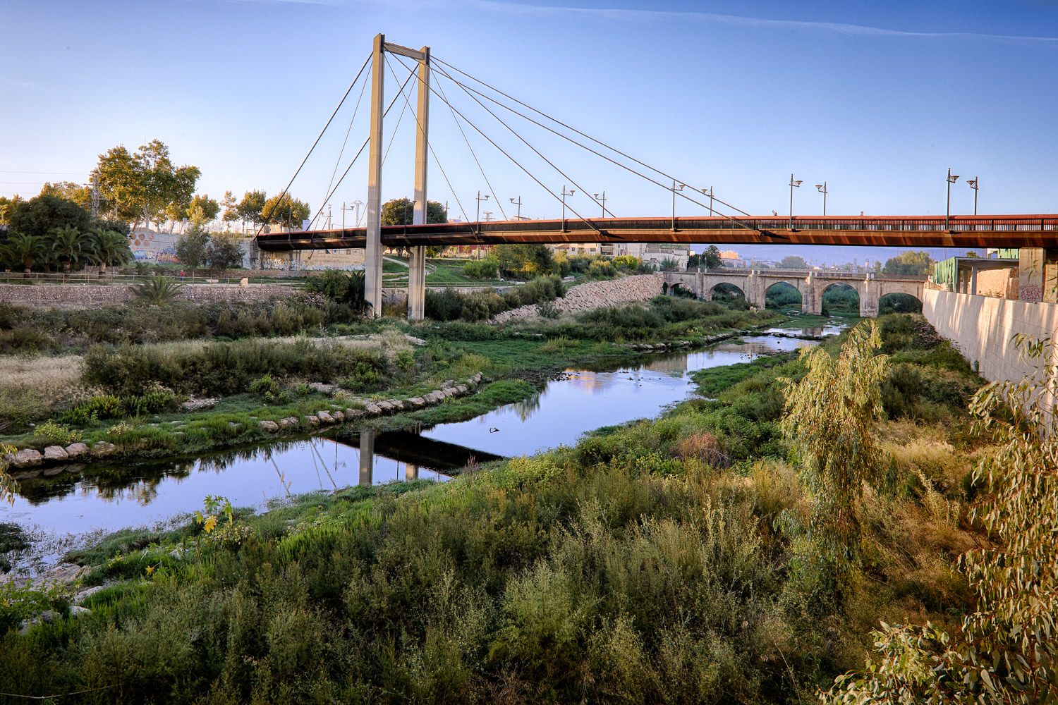Passerelle piétonne au-dessus de la rivière Serpis sur la Voie Verte